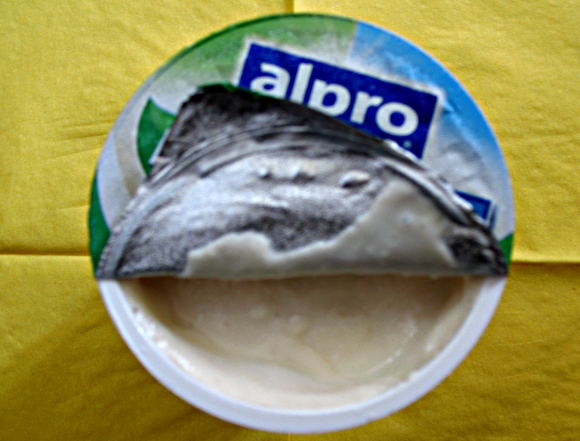Víčko od jogurtu, foto Reiske, Wikimedia Commons, licence: GFDL 