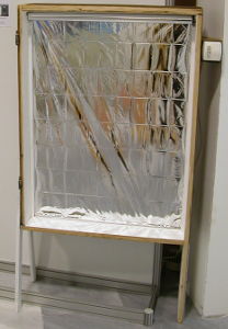 Model okna s fóliovou roletou ovládanou elektricky