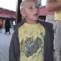 Malý návštěvník dorazil s vlastnoručně namalovaným netopýrem na tričku