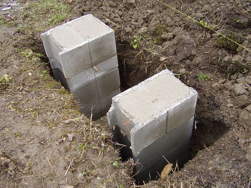 Popis: patky jsou ze samobednících bloků a vylity betonem bez armování 