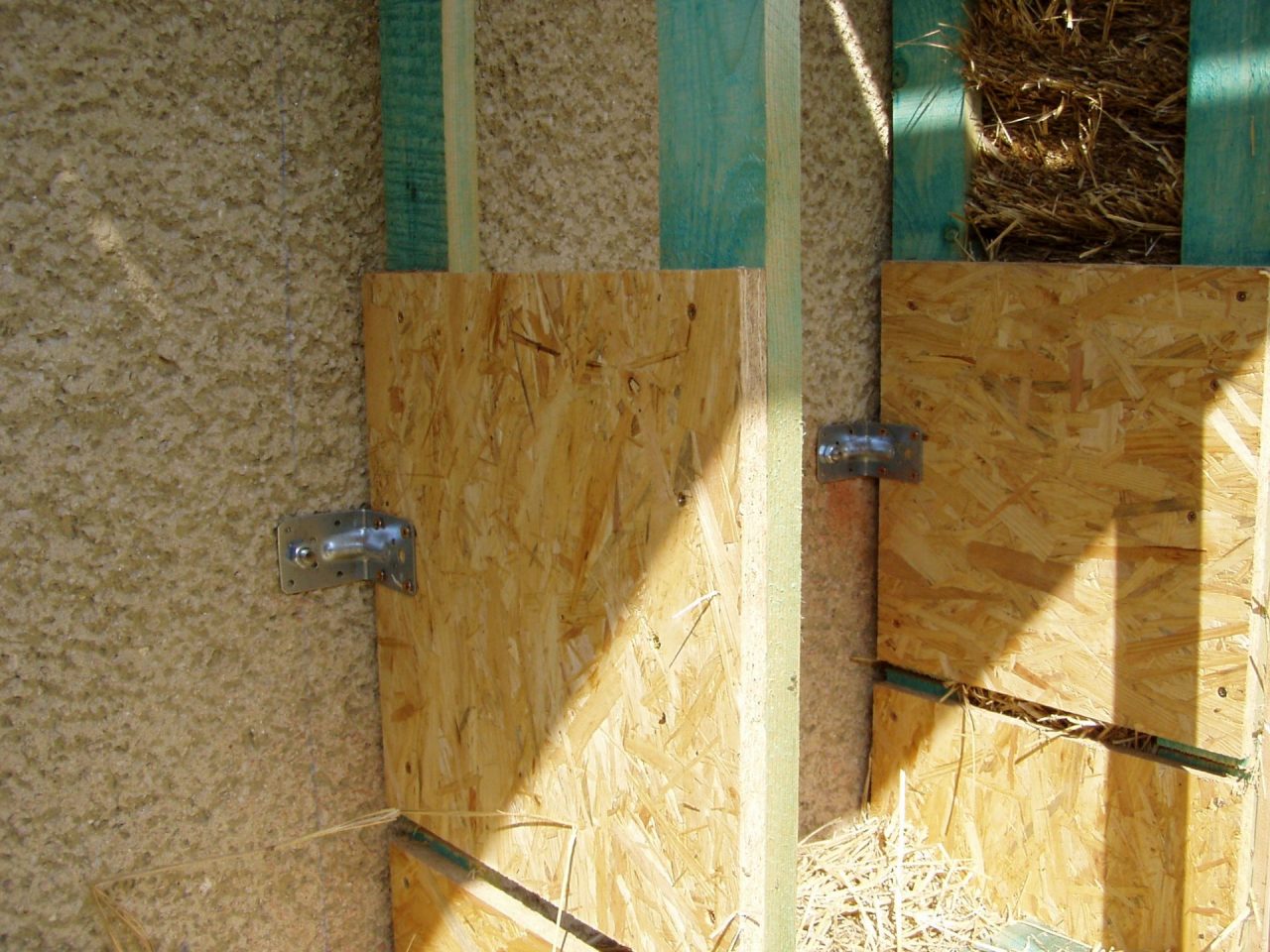 Popis: Detail dřevěných sloupků pro slaměnou izolaci