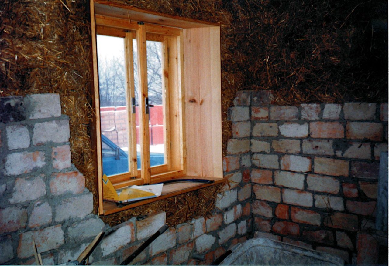 Popis: Dřevěné okno domácí výroby