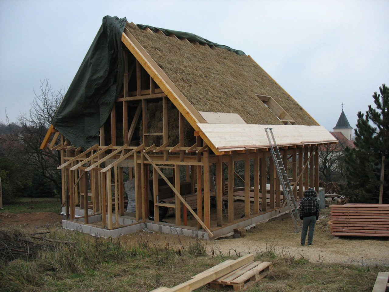 Popis: Kostra domu s izolovanou střechou, Foto archív P. Obrdlíka