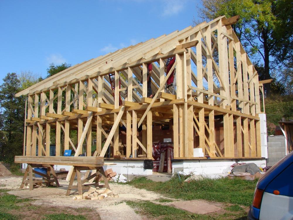 Popis: Dřevěná konstrukce domu
