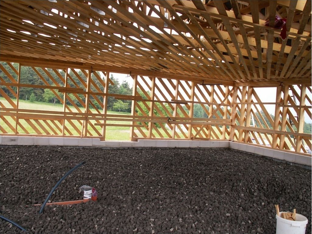 Popis: Konstrukce domu, pěnosklo pod budoucí podlahou