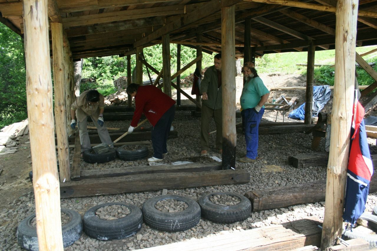 Popis: Podlaha na pneumatikách plněných štěrkem